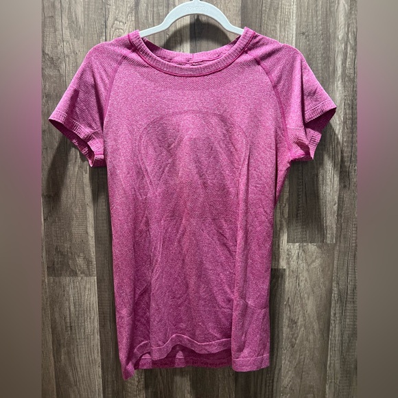 Lululemon Swiftly Tech Pink Short-Sleeve
Shirt 2.0 Hip Length Womens Sz 10 - Picture 1 of 4